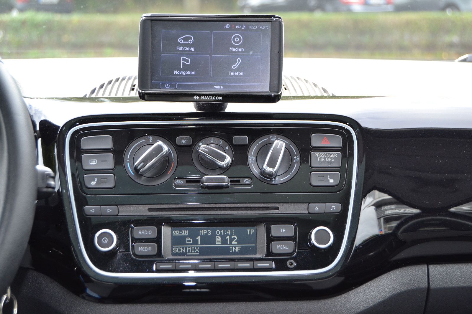 Fahrzeugabbildung Volkswagen up! black up!/Panoramadach/Klima/Navi