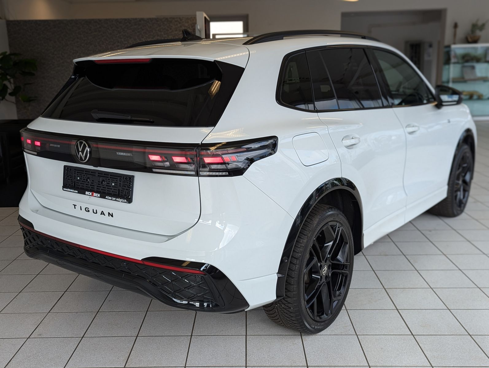 VW Tiguan 2.0TDI R-Line 4M Pano Black AHK Matrix 20 - Image 7