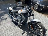 Harley-Davidson Breakout  117 - Spezial Lack Onyx White - HARLEY-DAVIDSON LA