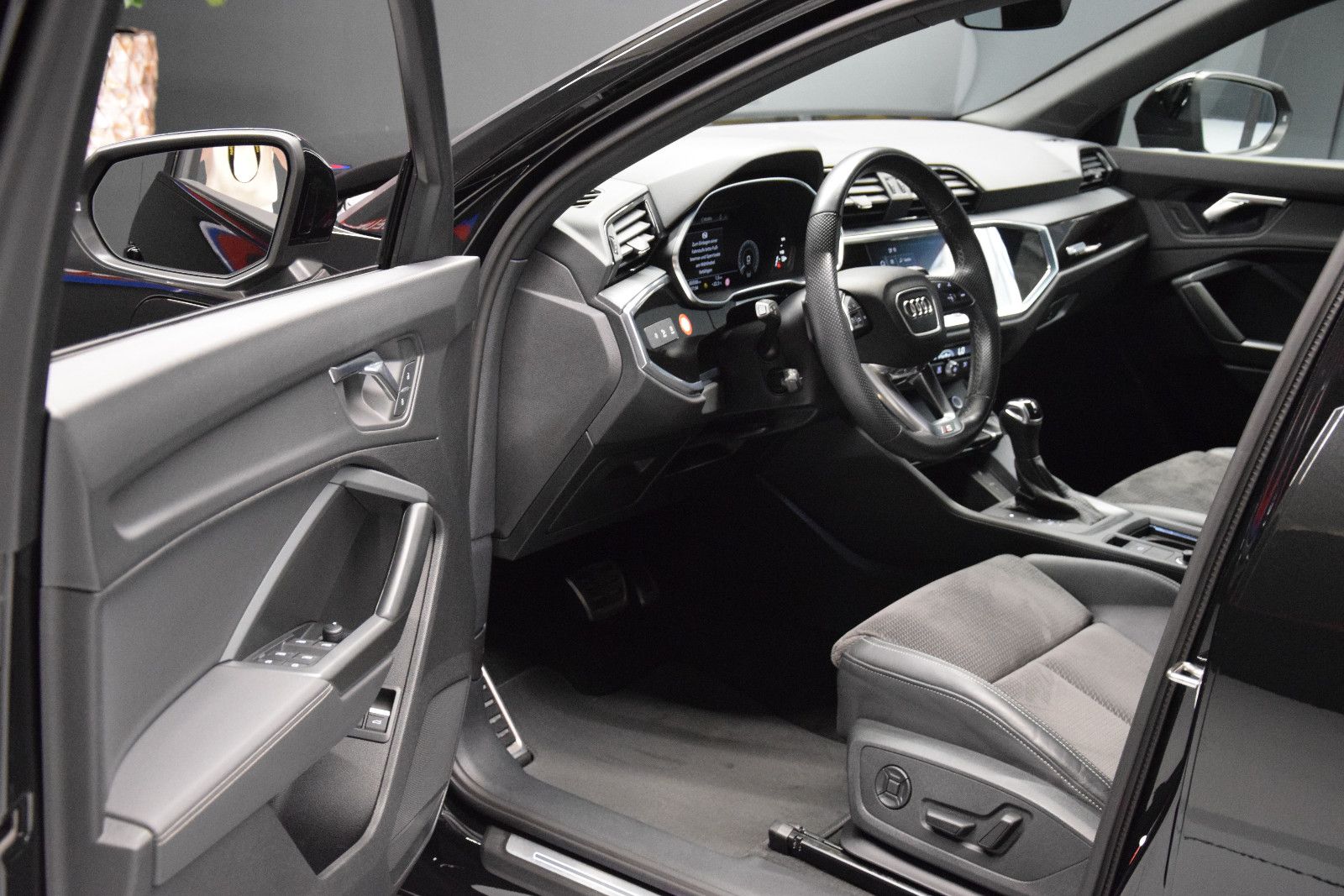 Fahrzeugabbildung Audi Q3 Sportback 45 TFSI e S line ACC Ambiente el.Hk