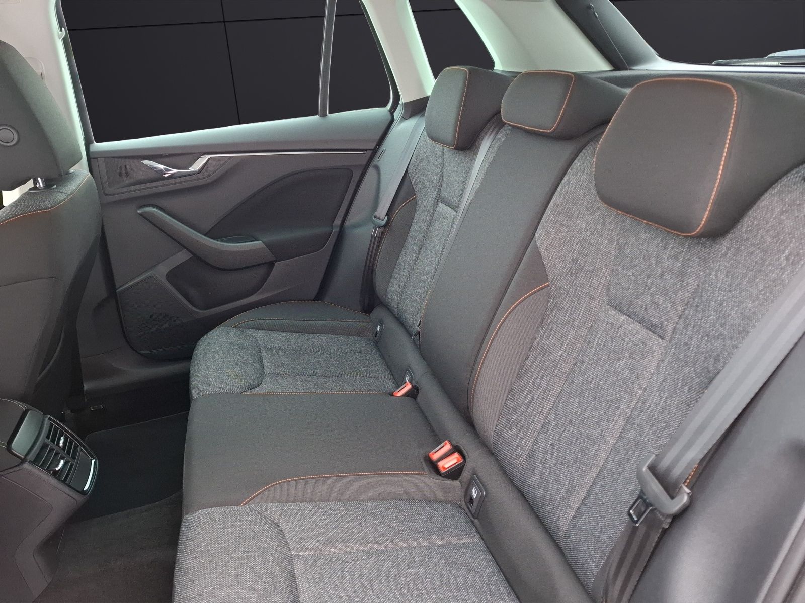 Fahrzeugabbildung SKODA Kamiq TSI Clever LED Navi AID PDC SH LM