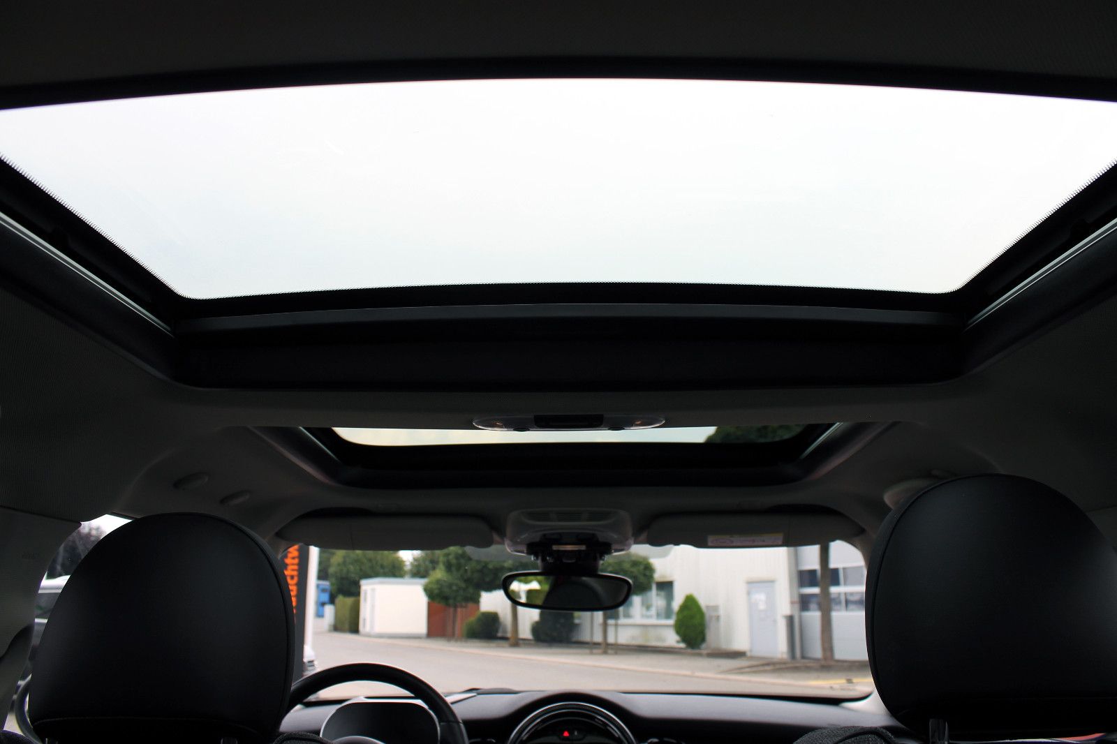 Fahrzeugabbildung MINI Cooper Classic-Trim 5-trg. LED PANO HUD CarPlay