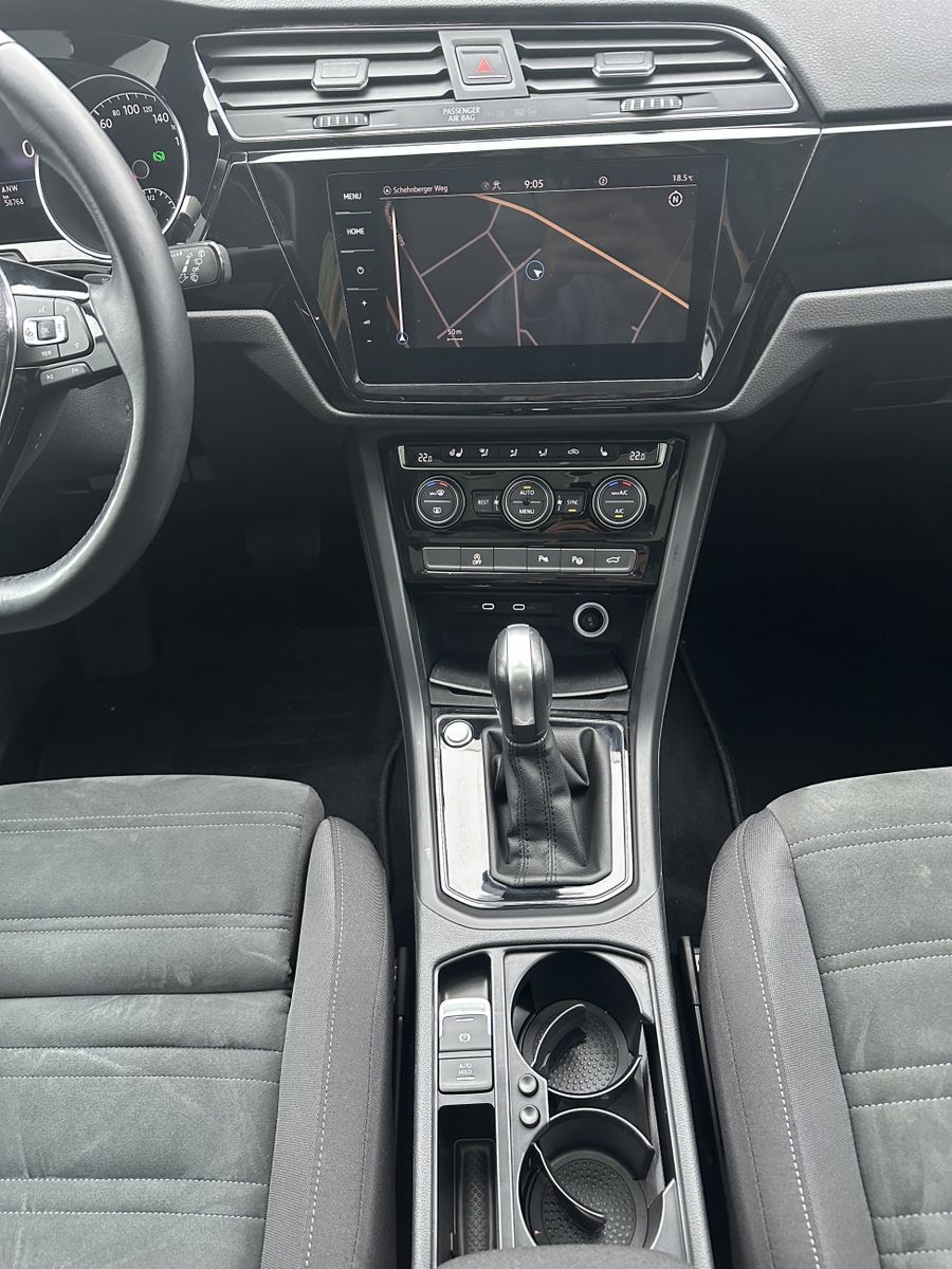 Fahrzeugabbildung Volkswagen Touran 1.5 TSI DSG HL 7-Sitzer NAV+LED+KAM+PANO