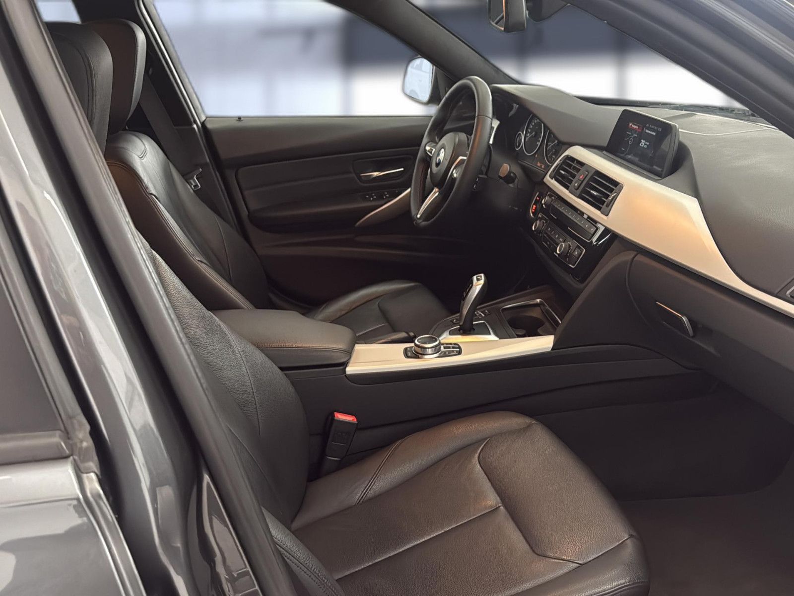 Fahrzeugabbildung BMW 320i Touring / AHK