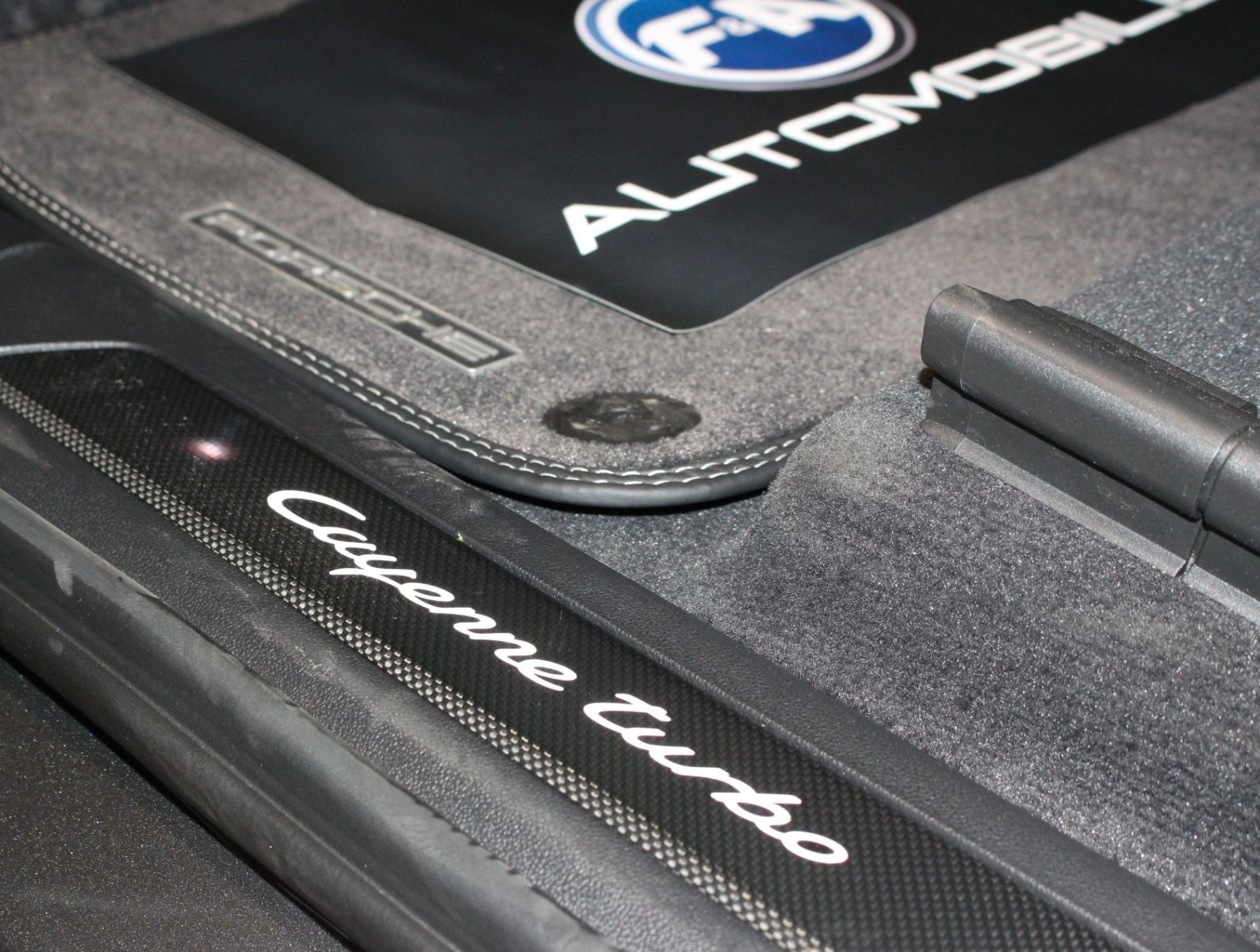 Fahrzeugabbildung Porsche Cayenne Turbo SportDesign-Paket|Carbon|PSCB|PDCC