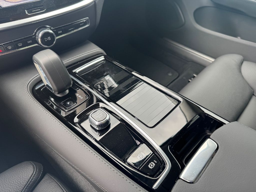 Fahrzeugabbildung Volvo V60 T6 Plug-in Hybrid AWD Plus Dark+LagomPak+