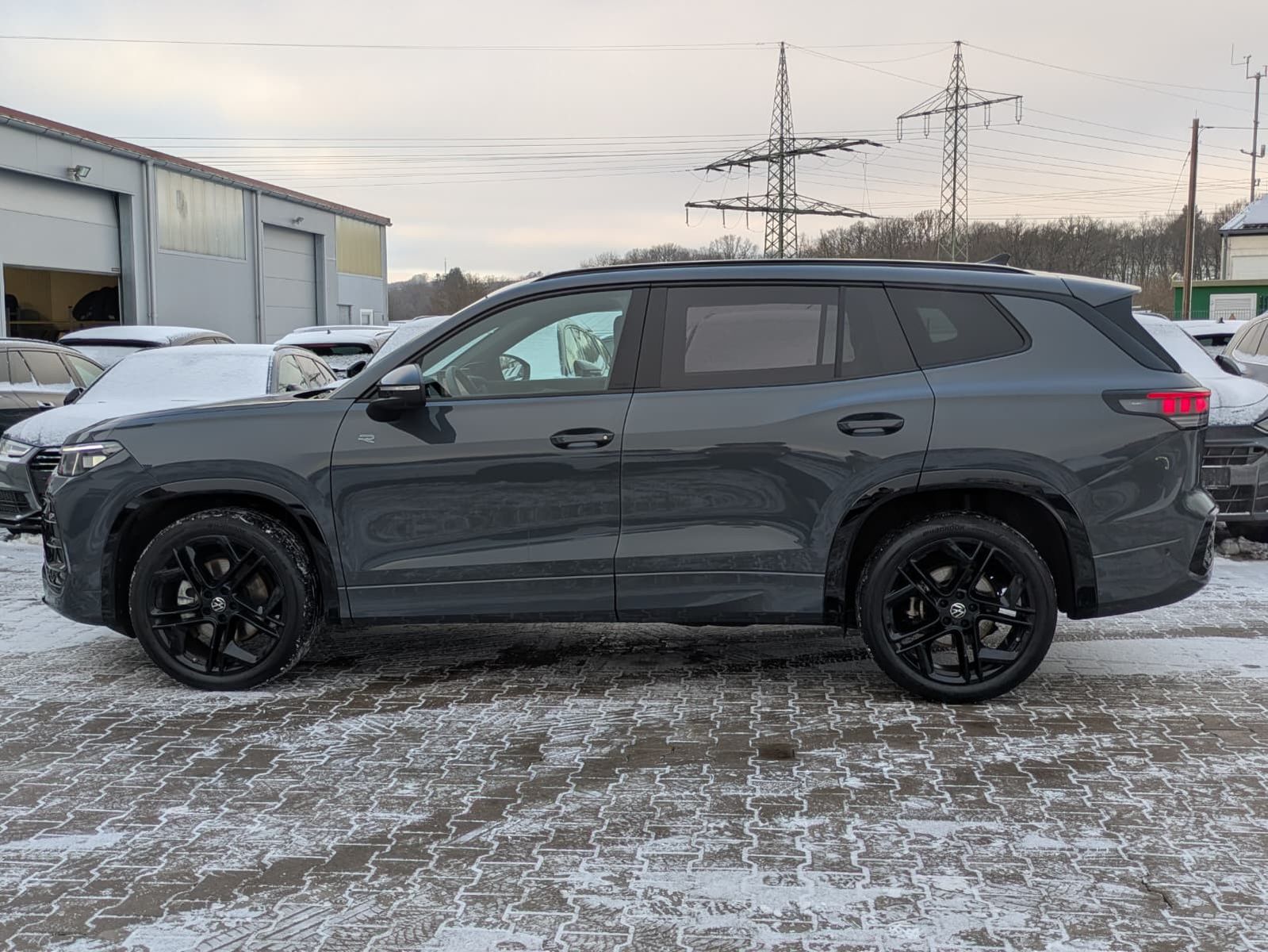 Fahrzeugabbildung Volkswagen Tayron 2.0 TDI 4M R-Line BLACK*7S*IQ-L.*PANO*HUD