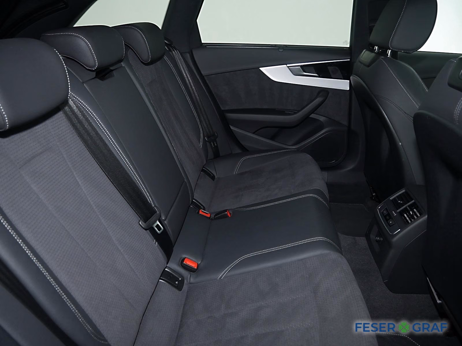 Audi A4 Avant 45TFSI quattro s tronic S line Navi/AHK