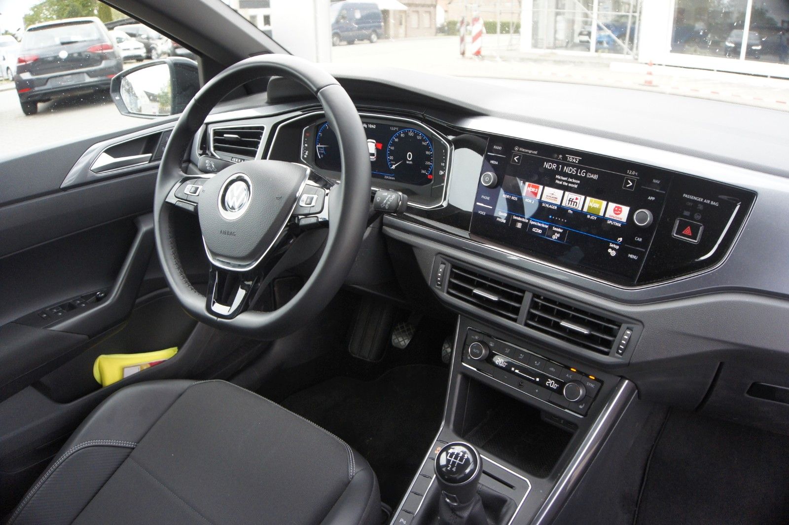 Fahrzeugabbildung Volkswagen Polo 1.0 TSI Highline LED NAVI AID DAB ALU PDC