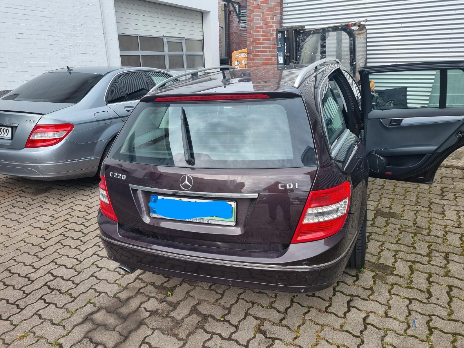 Mercedes-Benz C220 2011 — interior