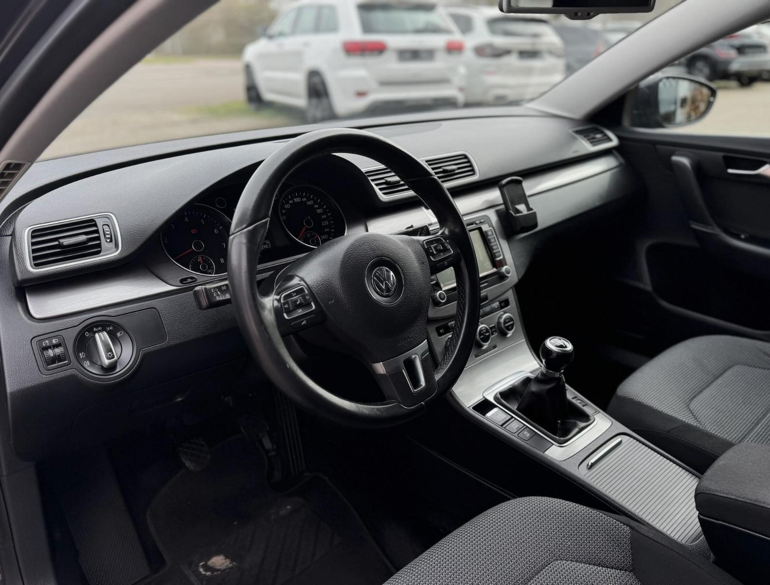 Volkswagen Passat 2012 — photo 11