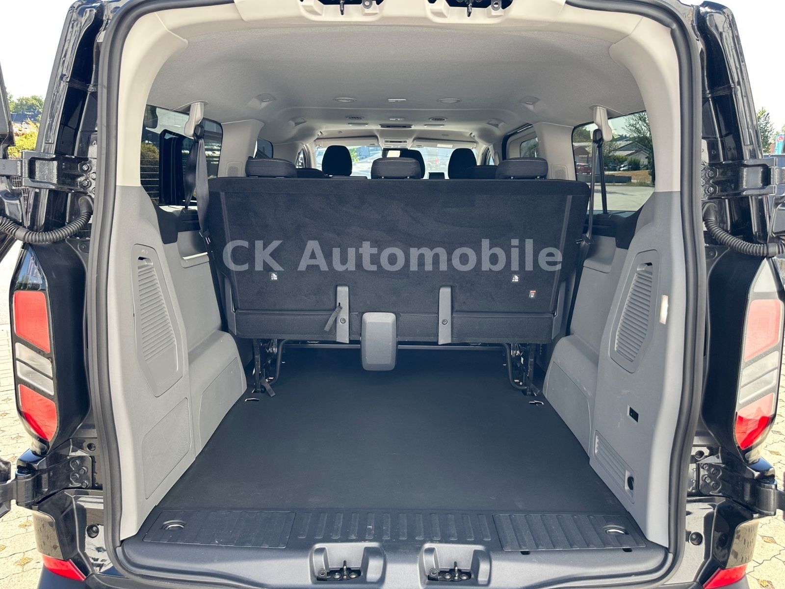 Fahrzeugabbildung Ford Transit Custom Kombi 320 L2 AWD Trend/9 Sitze