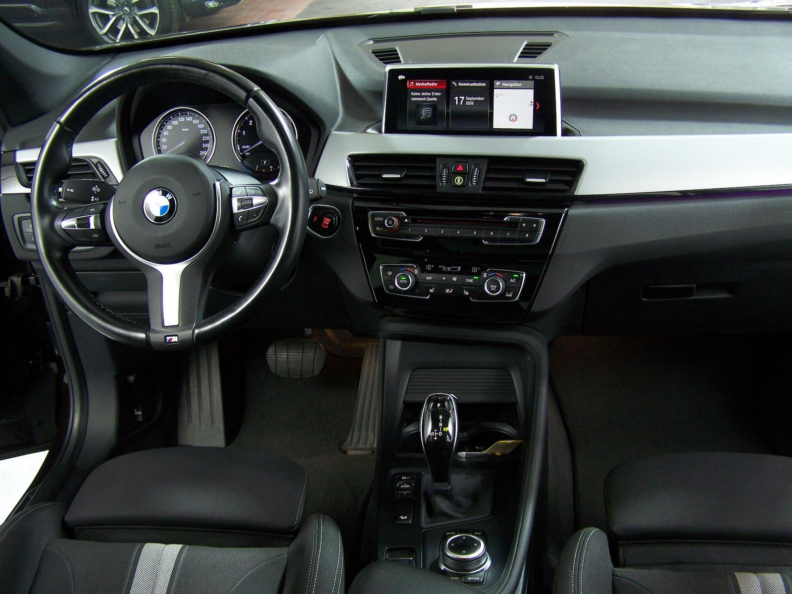 BMW X1 xDrive 20 i Advantage AUTOM PANOR+R19+LED+NAV