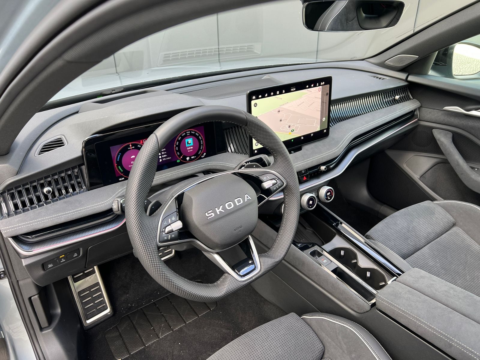 Fahrzeugabbildung SKODA Superb Combi  Sportline 1.5 TSI IV DSG *AHK, Nav