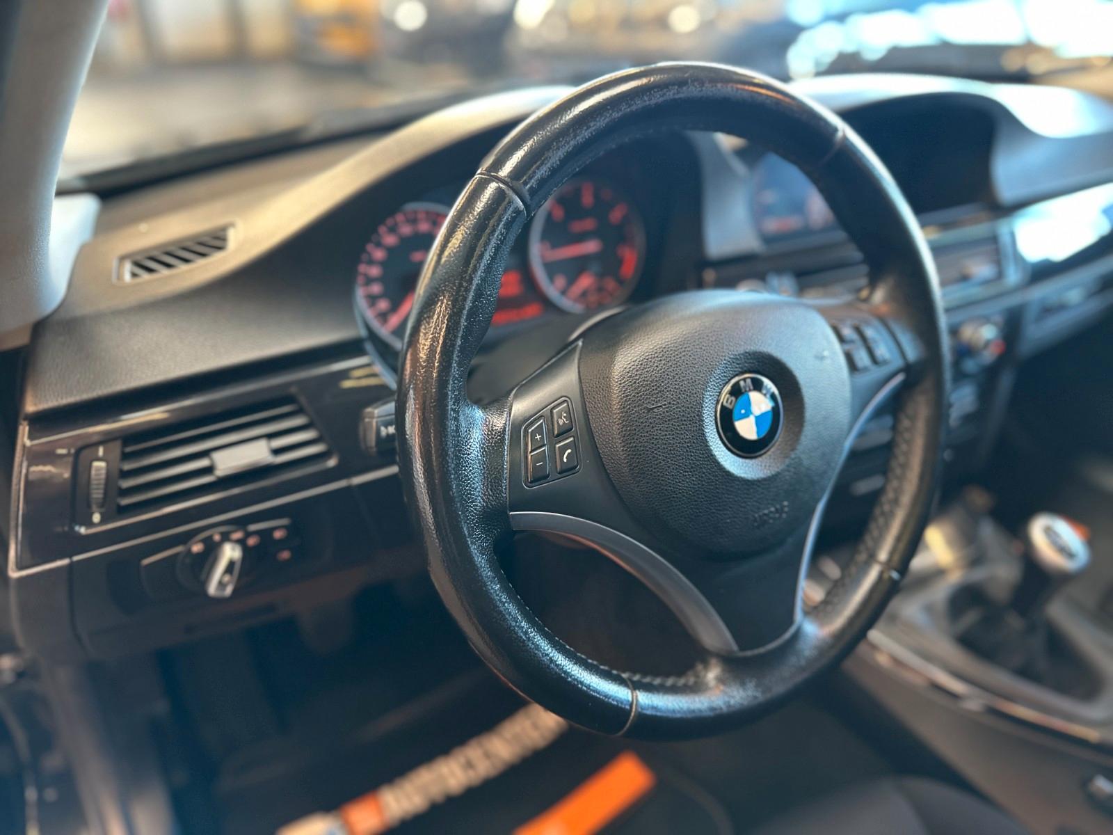 BMW 320 2011 — photo 44