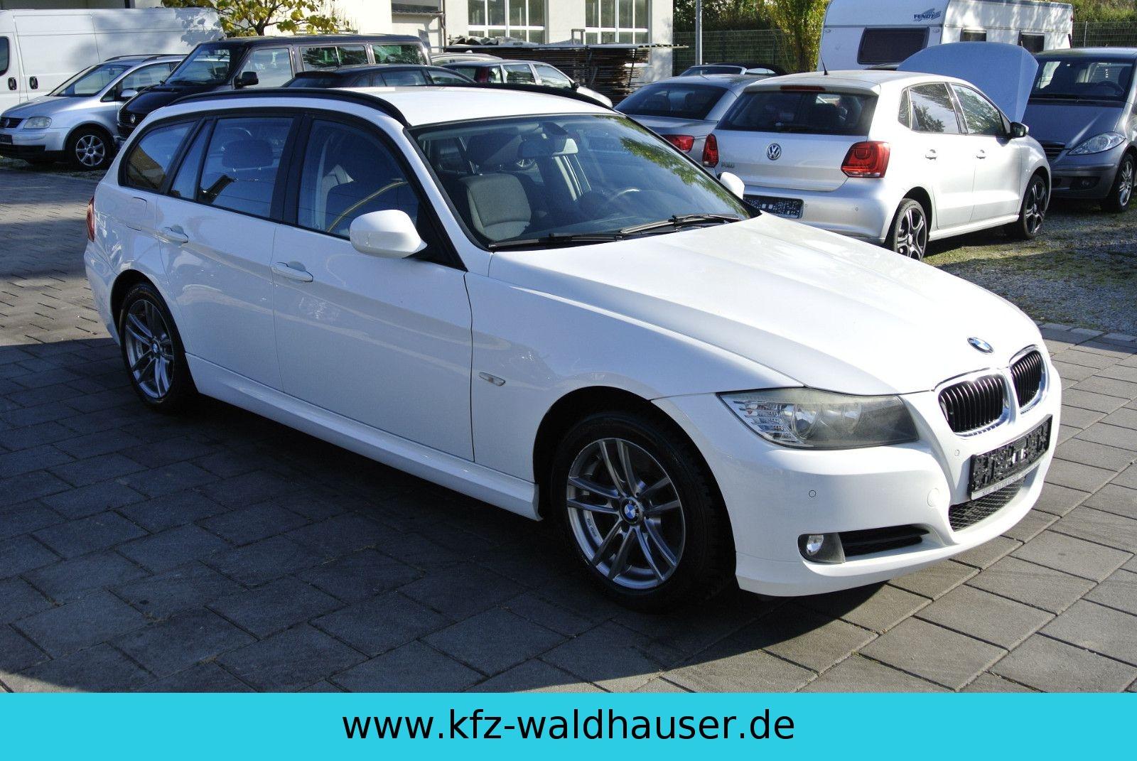 BMW 318 2010 — rear view