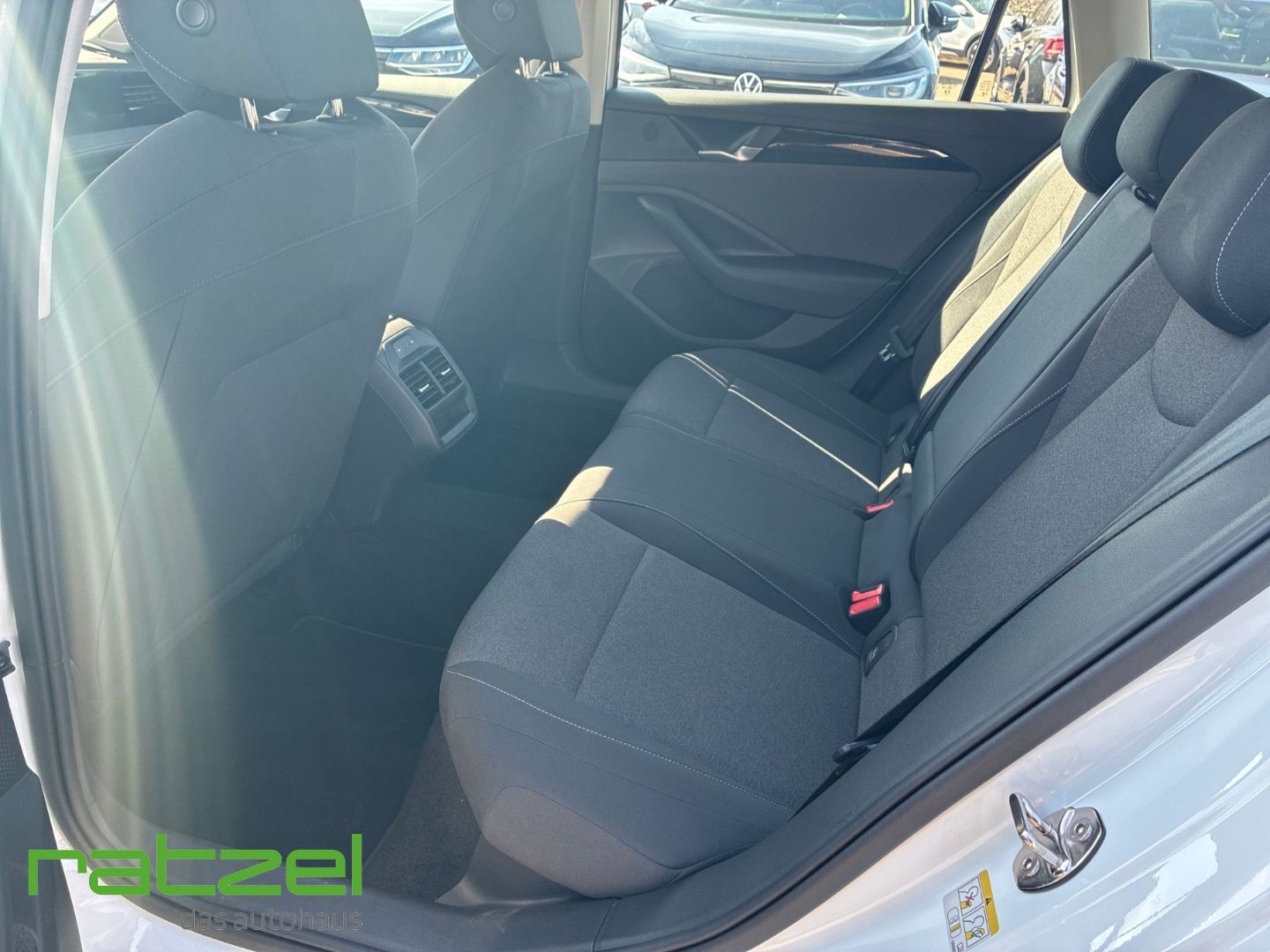 Fahrzeugabbildung Volkswagen Passat Variant 1.5 eTSI DSG Navi Digitales Cockp