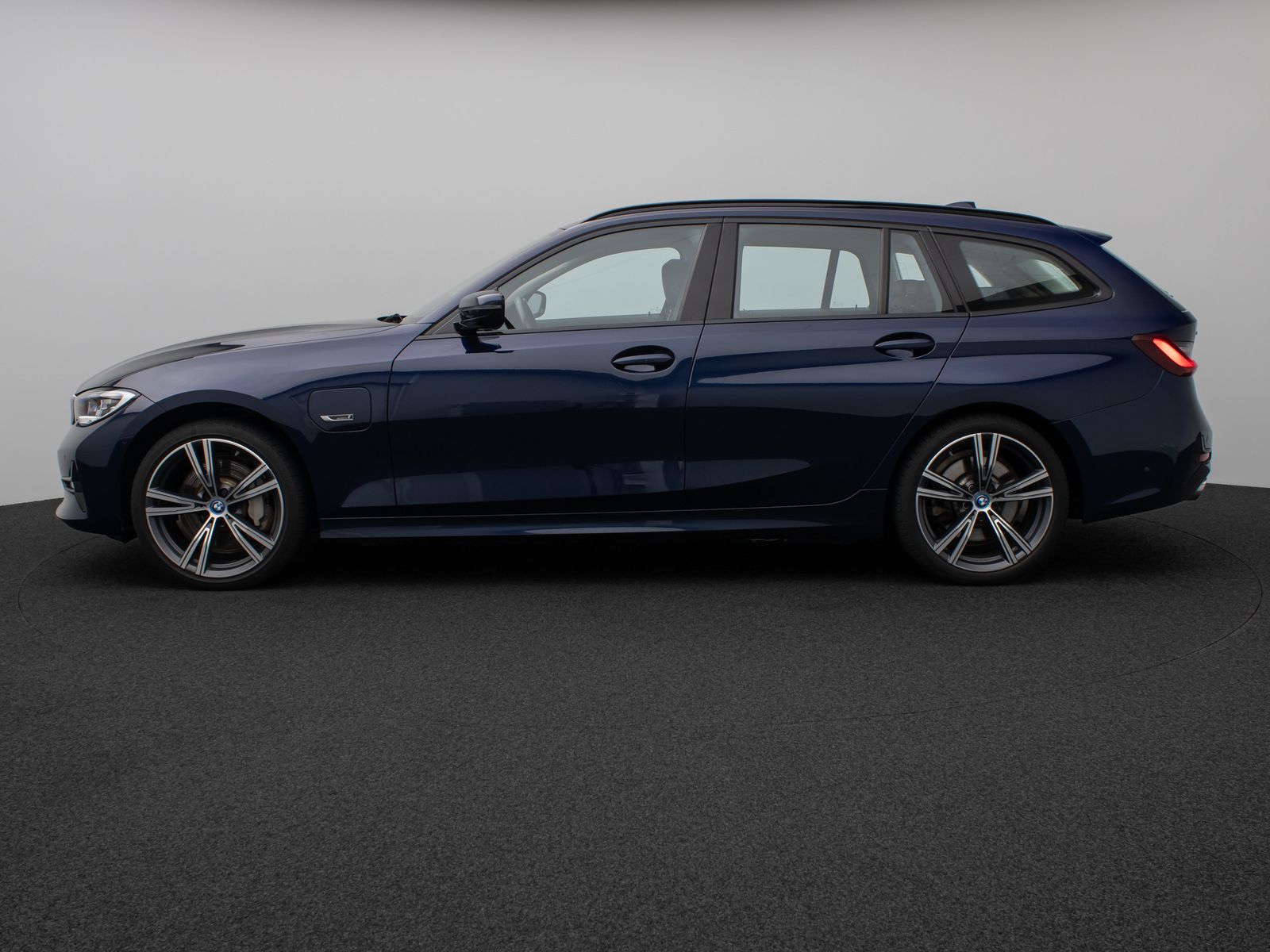 Fahrzeugabbildung BMW 330e xD SportLine Pano Kamera Laser HUD DAB HiFi