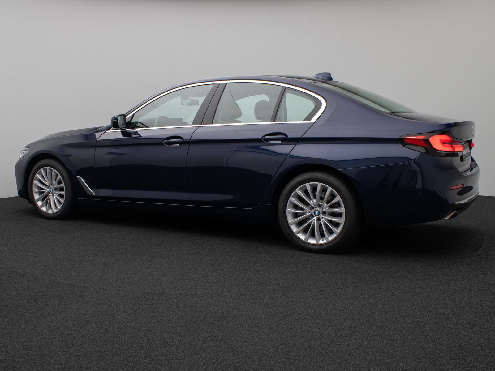 Fahrzeugabbildung BMW 520d xD LuxuryLine Glasdach Kamera Laser HUD H/K