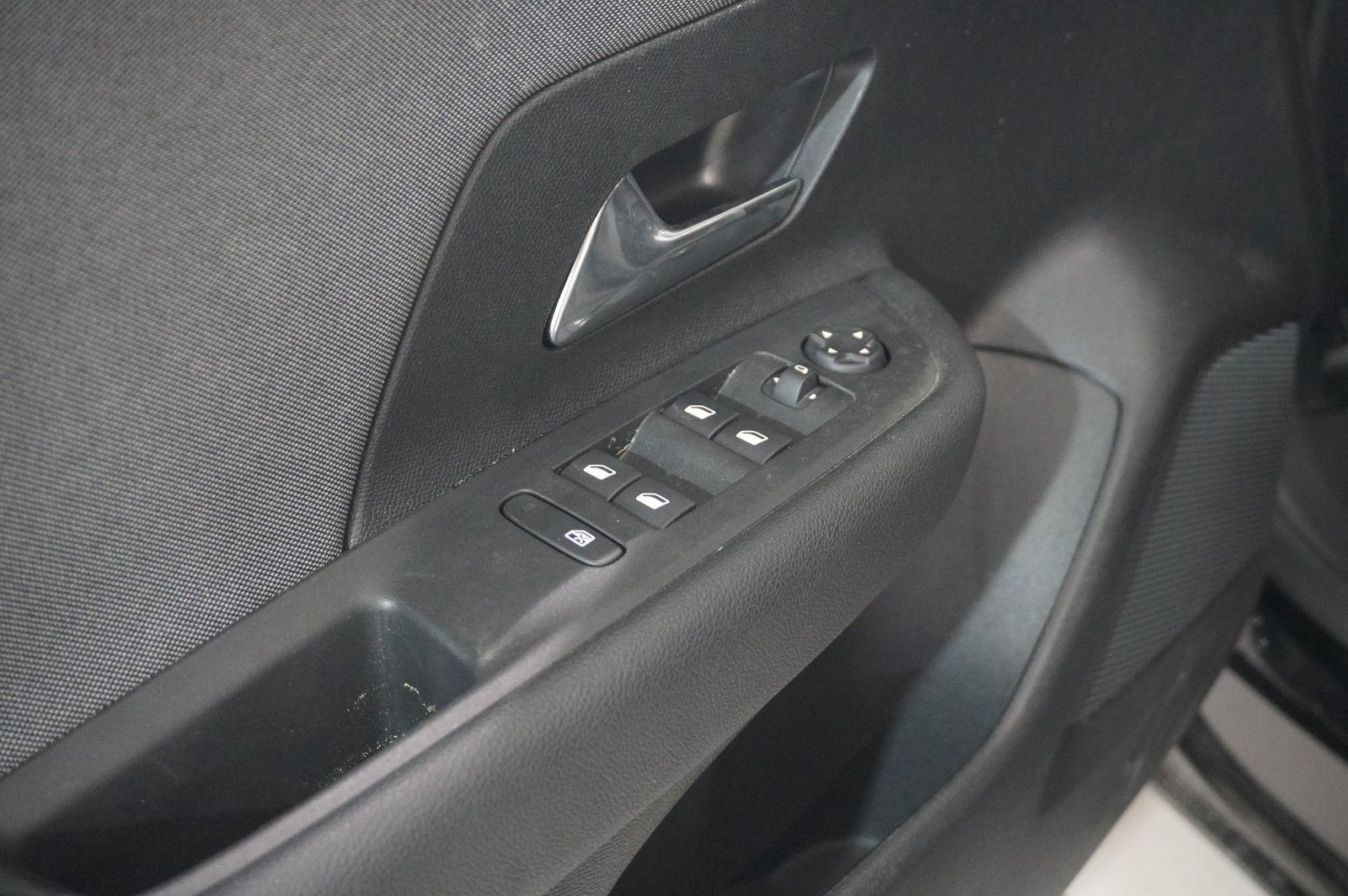 Fahrzeugabbildung Opel Mokka-e EDITION 1-PHASIG LED/SPORT/KAMERA/DAB+
