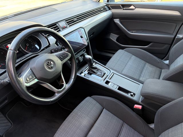Fahrzeugabbildung Volkswagen Passat Variant 1.5 DSG+AHK+Navi+CarPlay+LM+WR
