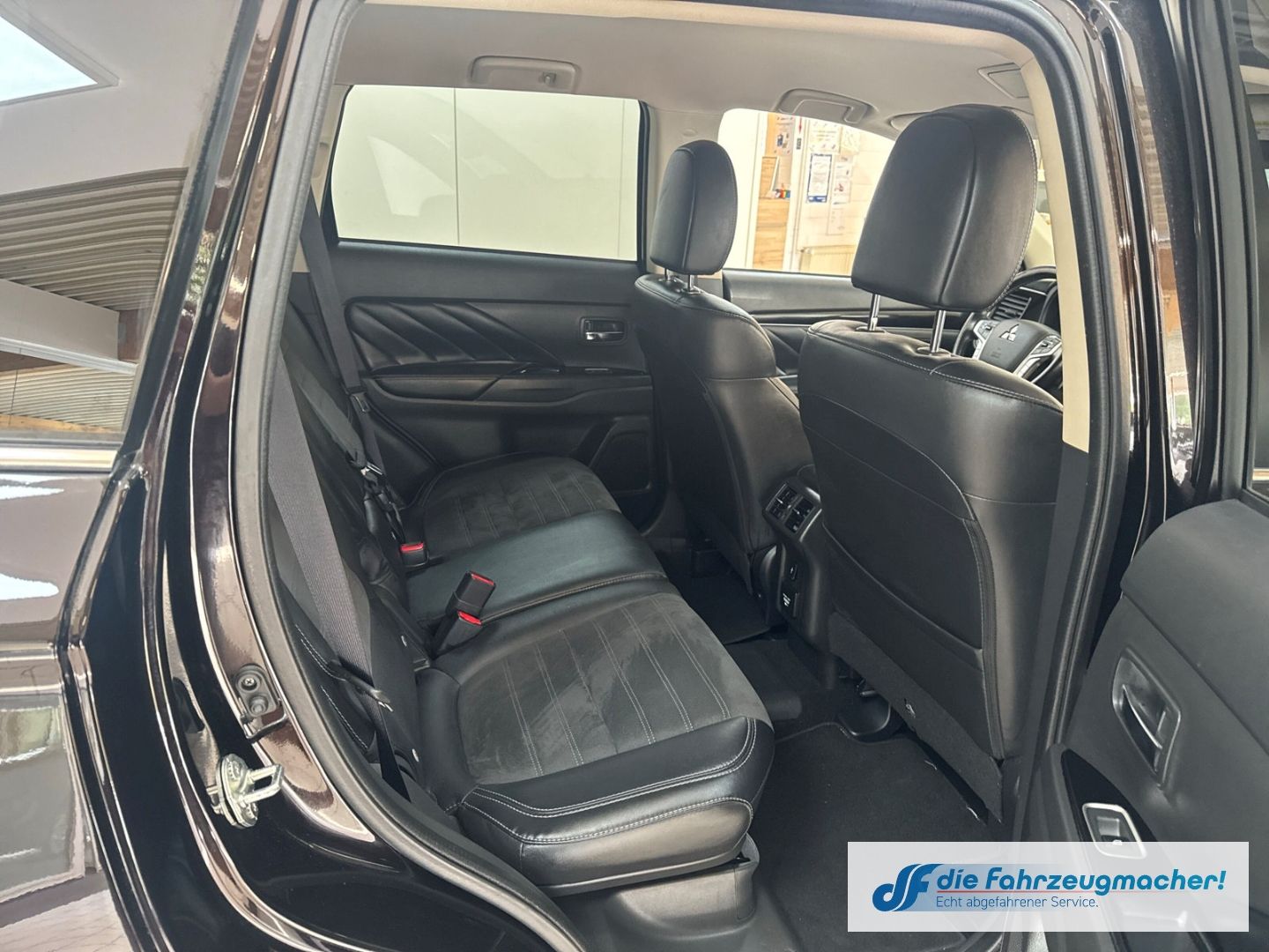Fahrzeugabbildung Mitsubishi Outlander PHEV Plus 4WD StandHZG LED ACC El. Hec