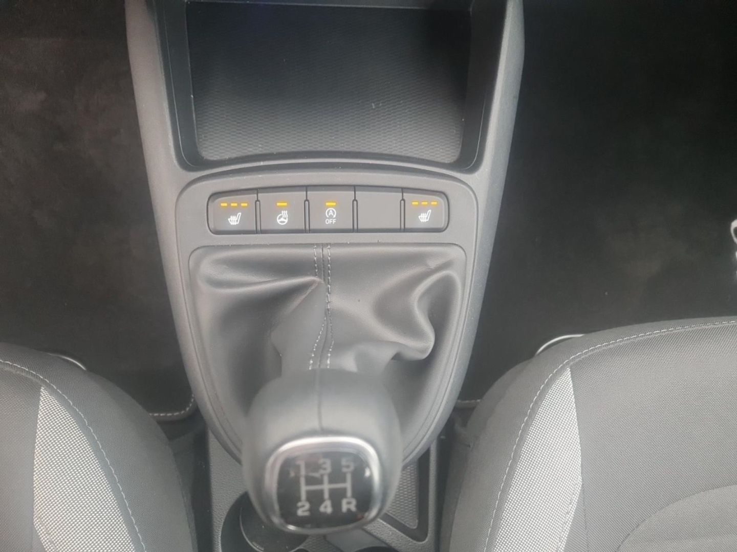 Fahrzeugabbildung Hyundai i10 FL 1.0 Benzin MT Allwetterreifen PDC Klima