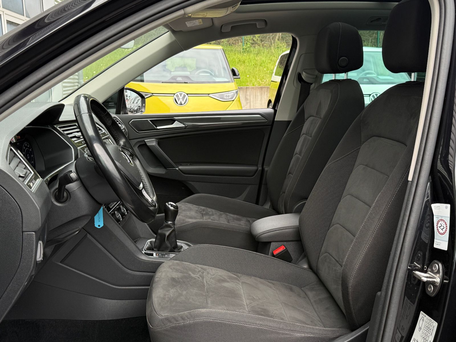 Fahrzeugabbildung Volkswagen Tiguan Highline 4Motion ACC AHK Nav SHZ Pano LED