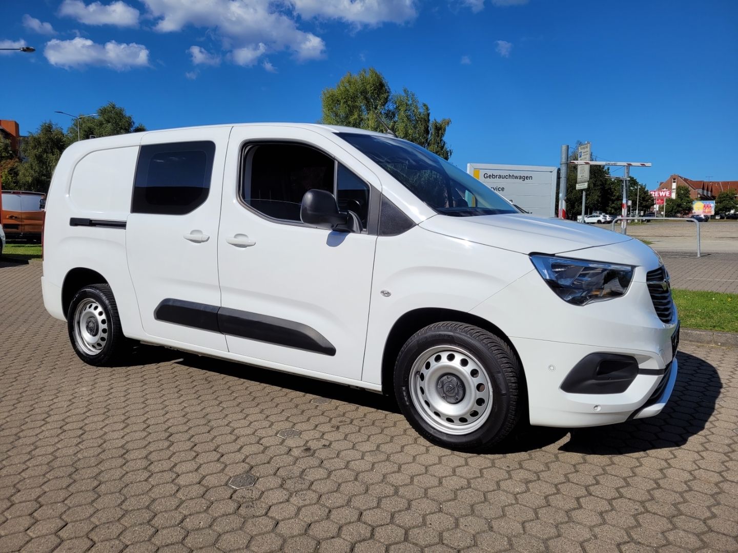 Fahrzeugabbildung Opel Combo Cargo Doppelkabine + AWR + PDC vo. & hi.