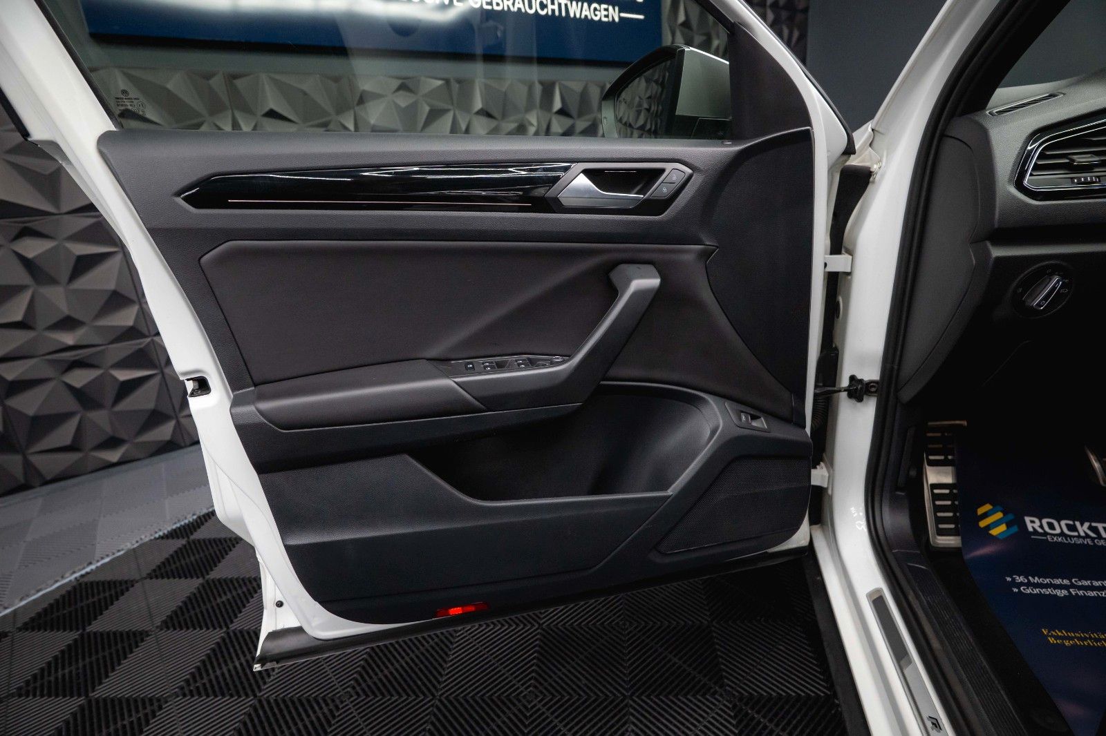 Fahrzeugabbildung Volkswagen T-Roc R 4Motion Performance *ACC*DCC*Pano*LED*