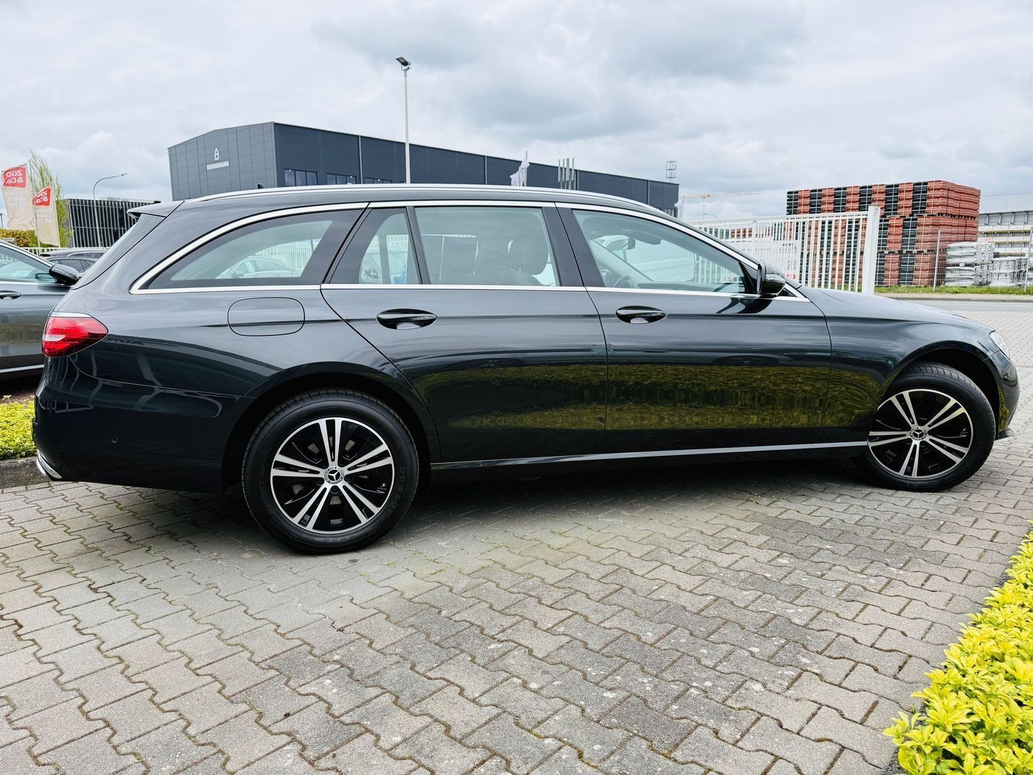 Fahrzeugabbildung Mercedes-Benz E 220 T d AVANTGARDE, MBUX Premium, RFK, Totw, L