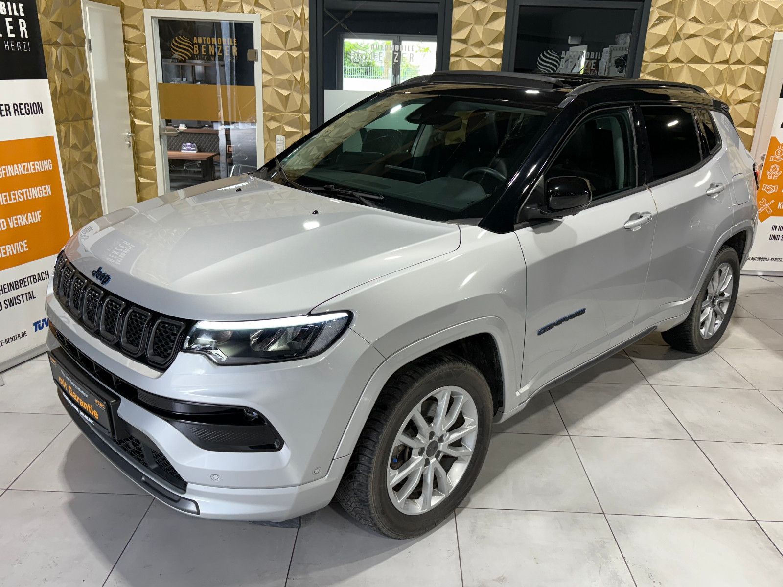 Fahrzeugabbildung Jeep Compass S Plug-In Hybrid 4WD/PANO/360°/ACC/APPLE