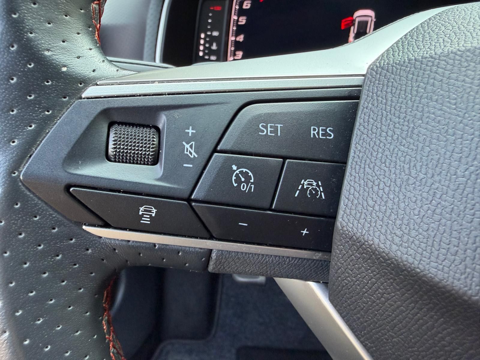 Fahrzeugabbildung SEAT Arona 1,5 TSI FR DSG >LED+NAVI+SHZ+KAM+ACC+DAB+