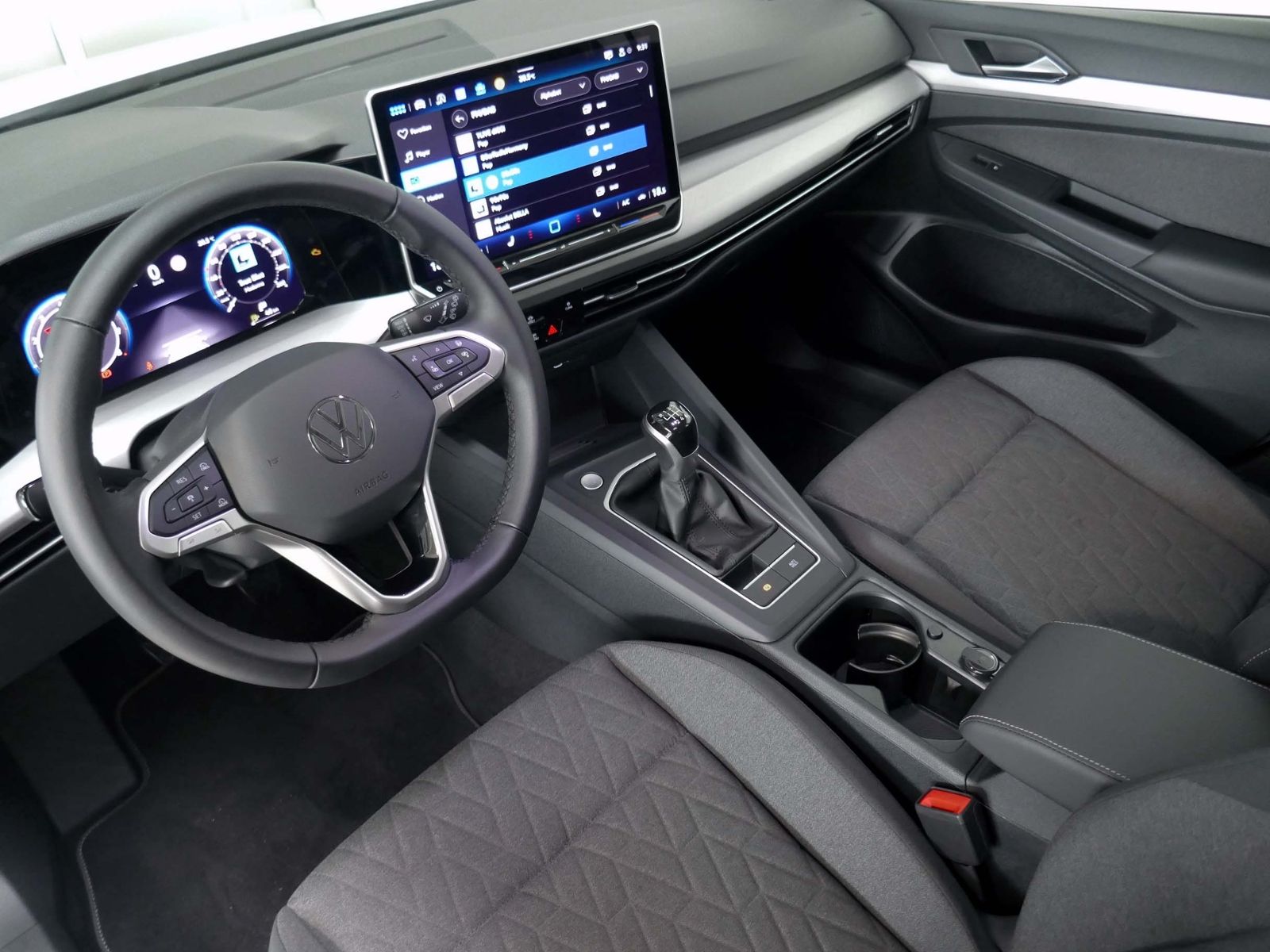 Fahrzeugabbildung Volkswagen Golf VIII Life 1.5 TSI | LED PDC ACC Navi