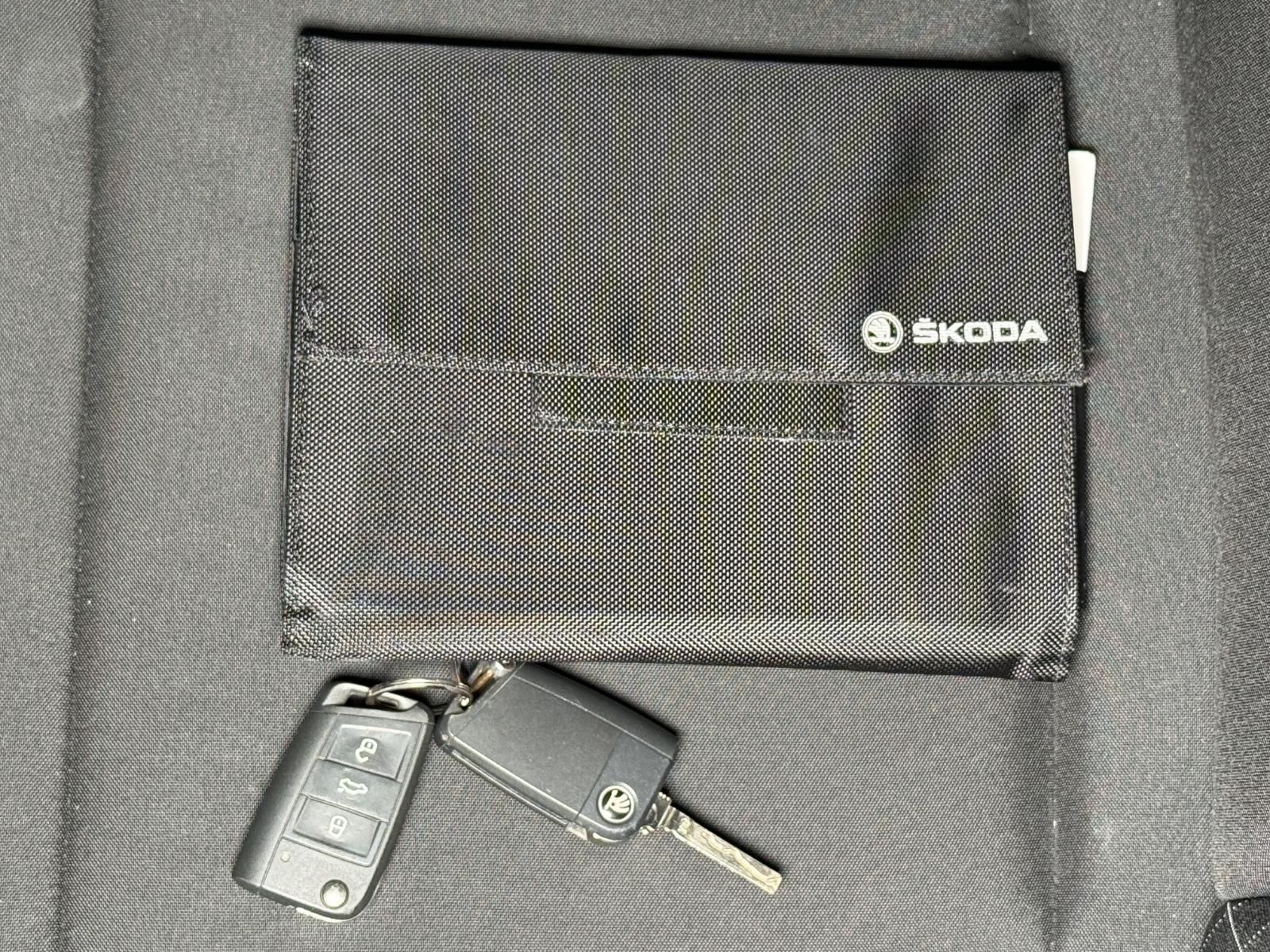 Skoda Karoq Ambition*KAMERA*AHK*ALLWETTER*CARPLAY*LED