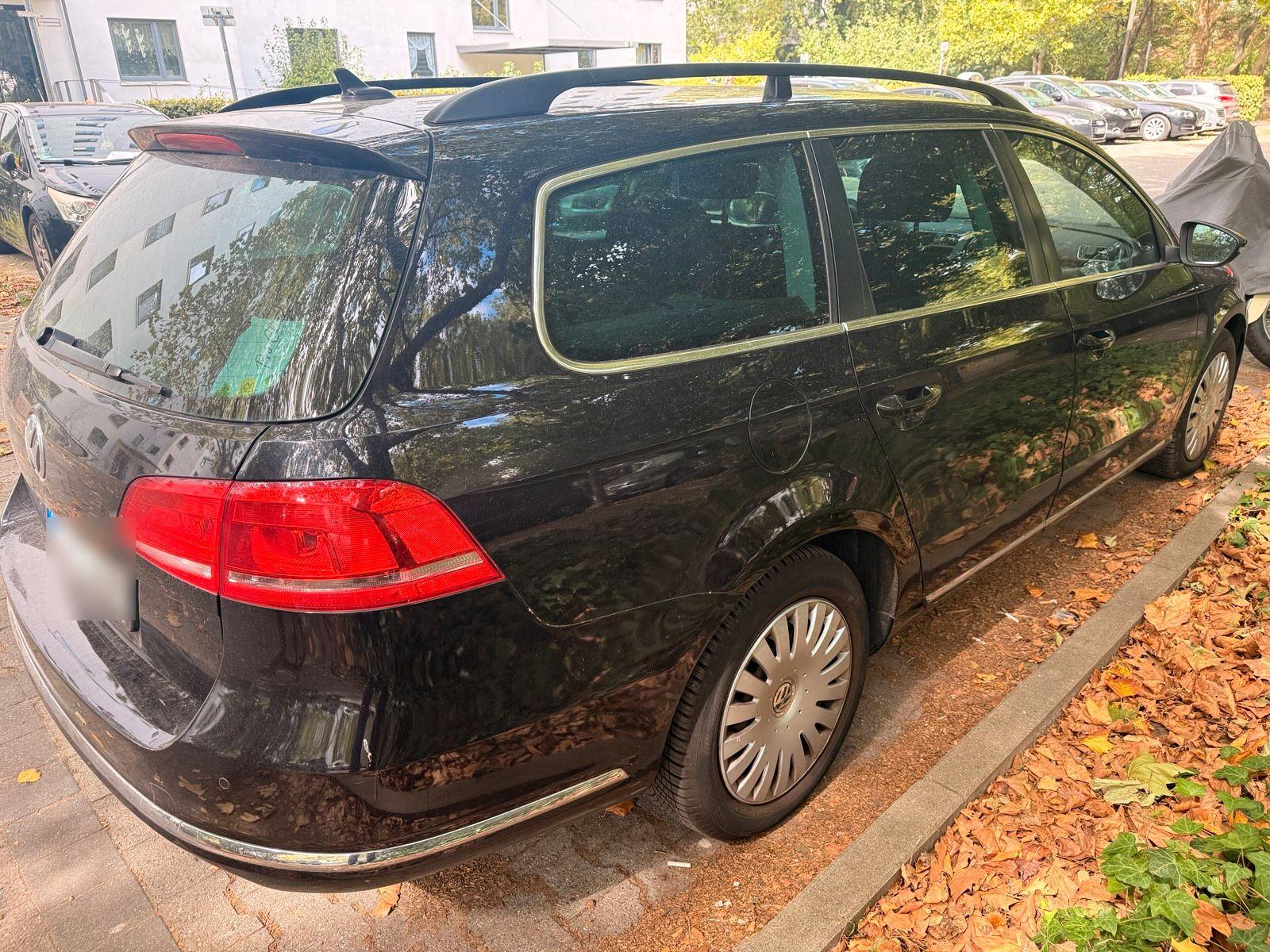 Volkswagen Passat 2011 — interior