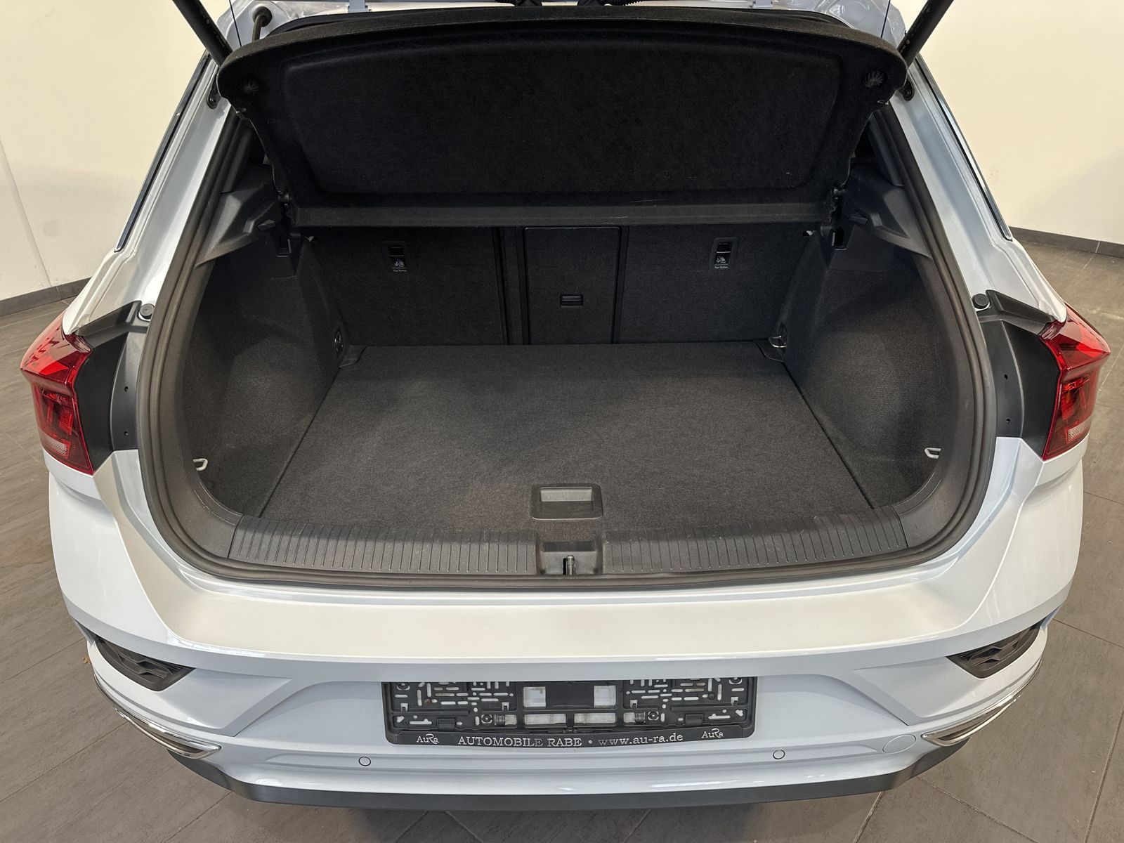 Fahrzeugabbildung Volkswagen T-Roc 2.0 TSI DSG 4M R-Line NAV+LED+PANO+AHK+ACC