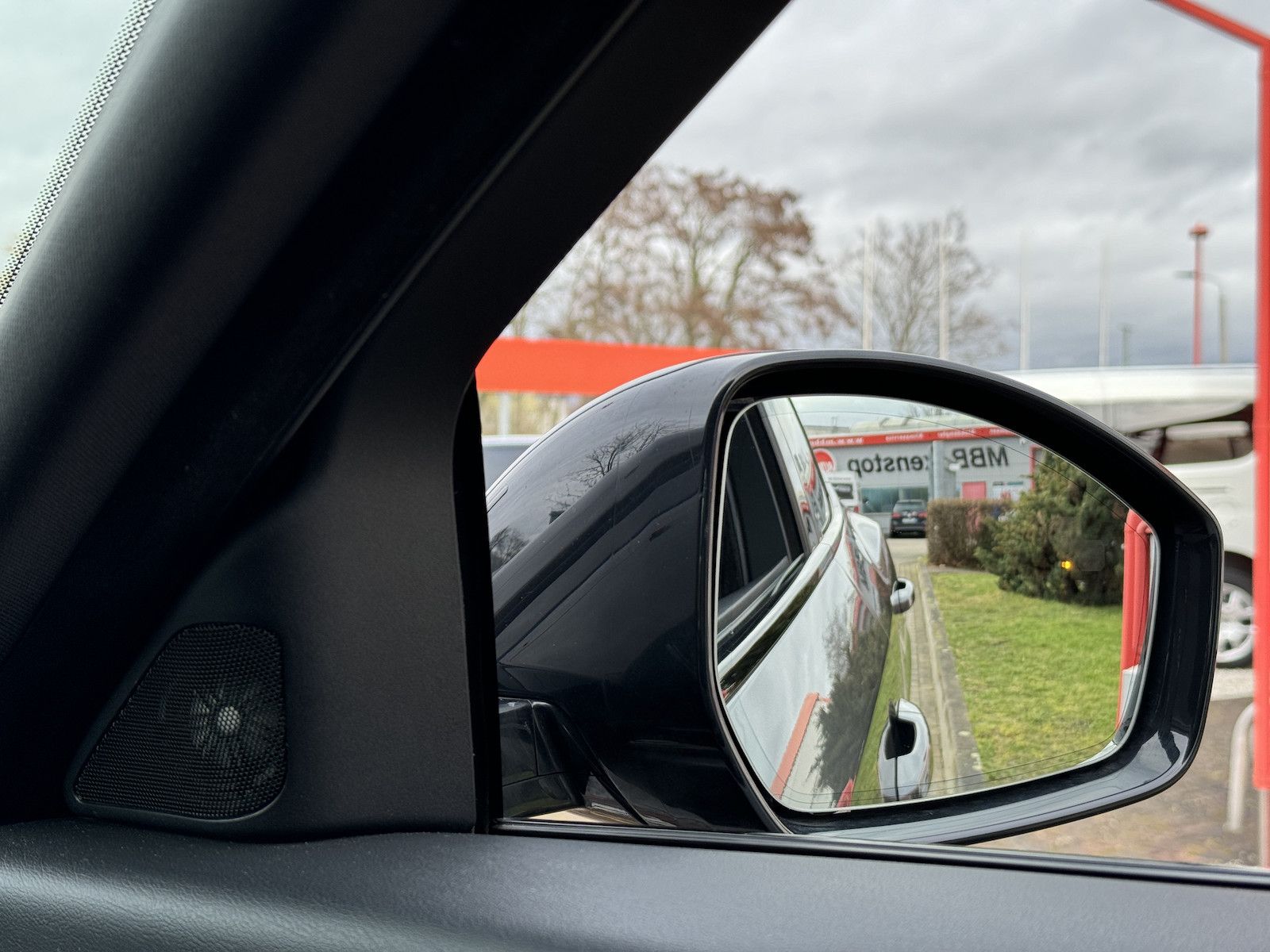 Fahrzeugabbildung Jaguar E-Pace P250 R-Dynamic Black LED/Nav/VZE/Spur/ACC