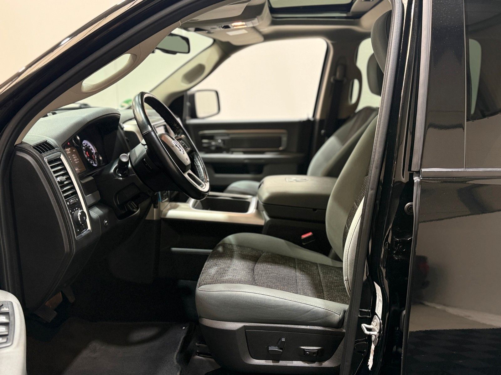 Fahrzeugabbildung Dodge RAM 1500 Blackout Crew Cab 4x4