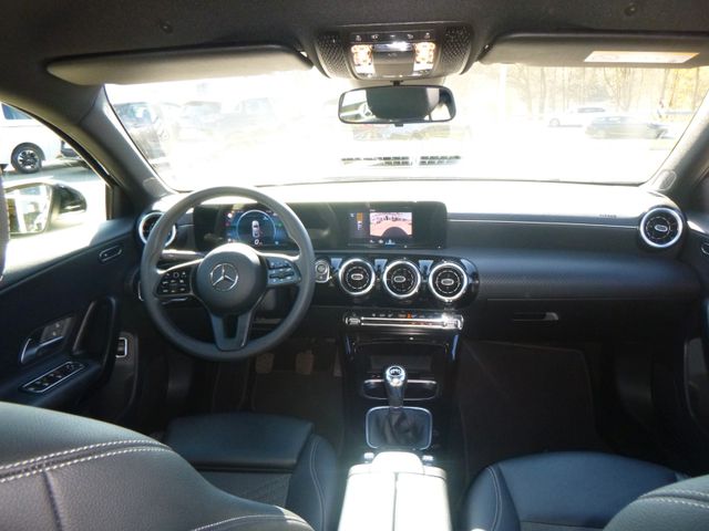 Fahrzeugabbildung Mercedes-Benz A 200d Limo >Navi/R-kamera/PDC/SHZ<