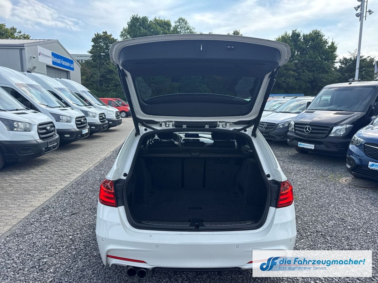 Fahrzeugabbildung BMW 320 d Touring M Paket Optik AHK-klappbar El. Pan