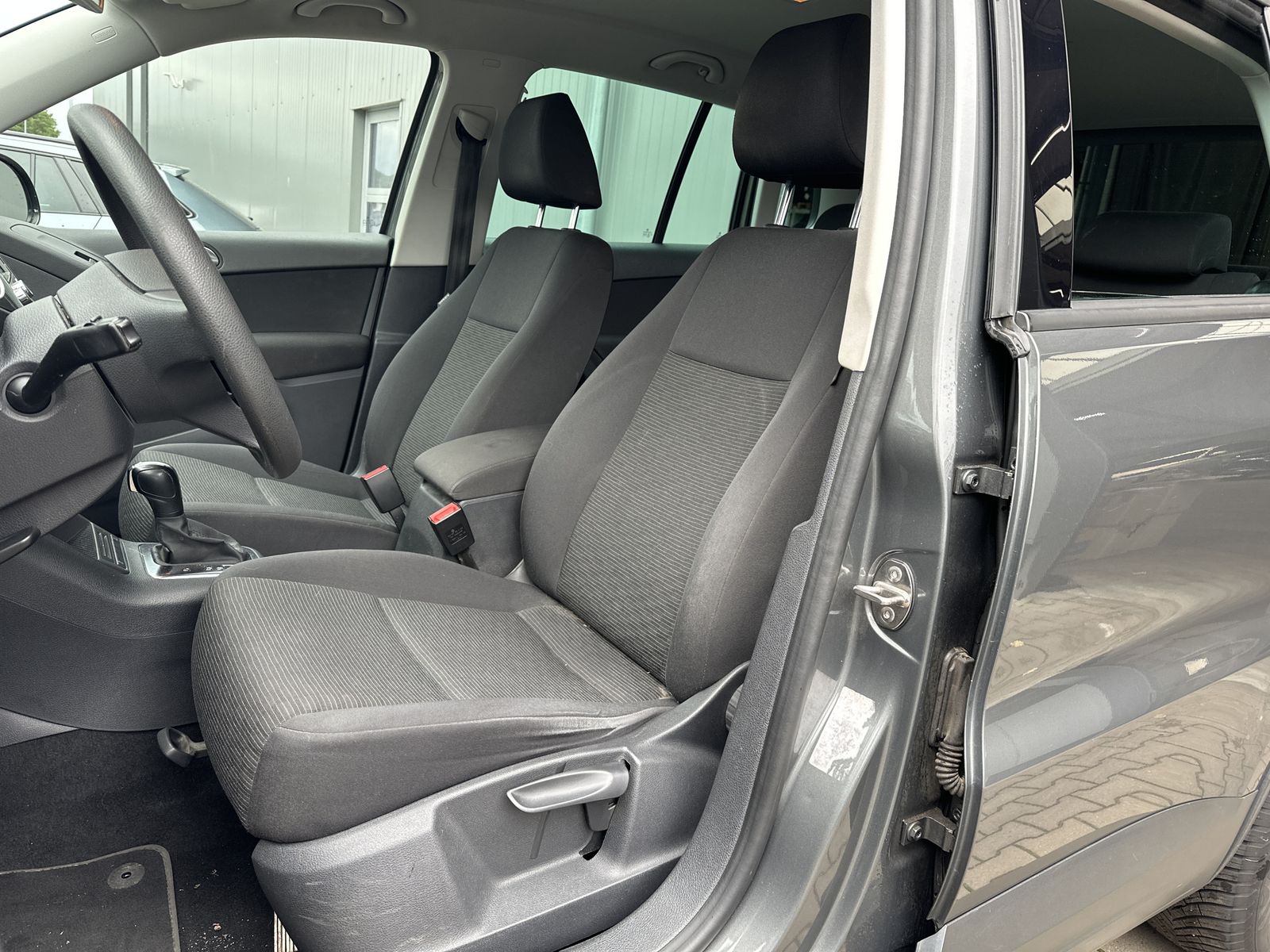 Fahrzeugabbildung Volkswagen Tiguan 2.0 TDI DSG Track&Field 4M NAV+XEN+AHK+KA