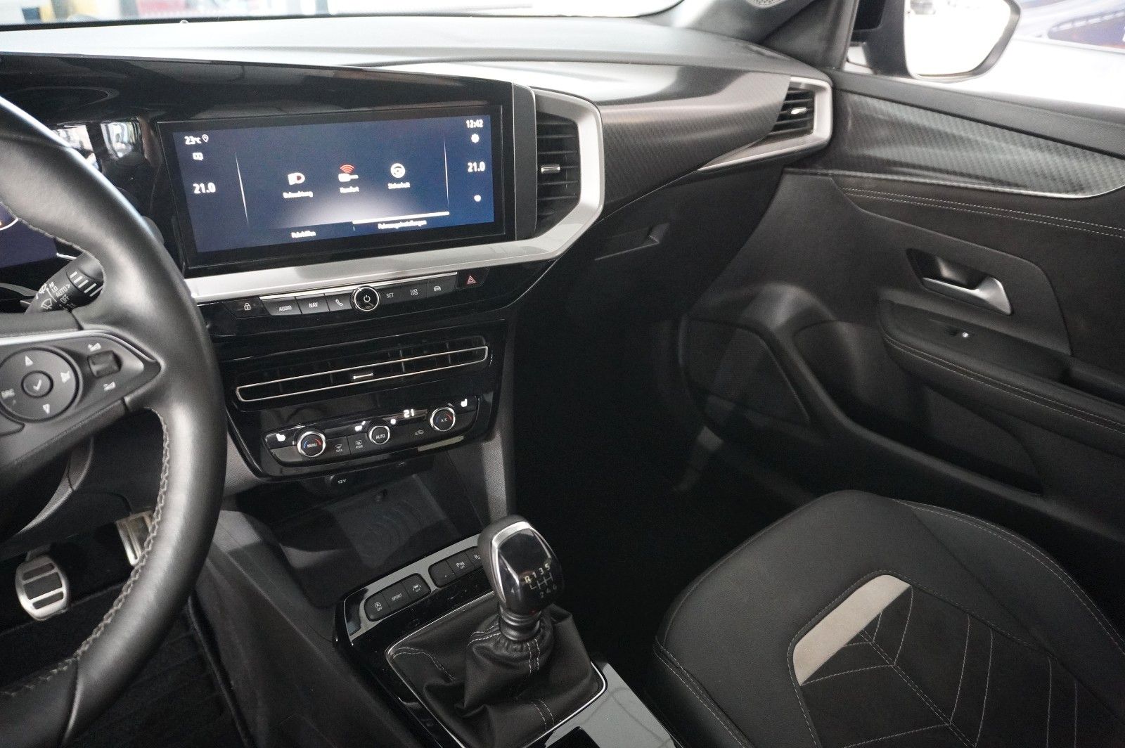 Fahrzeugabbildung Opel Mokka 1.2T ULTIMATE NAVI/LED/KAMERA/SPORT/SH/DAB