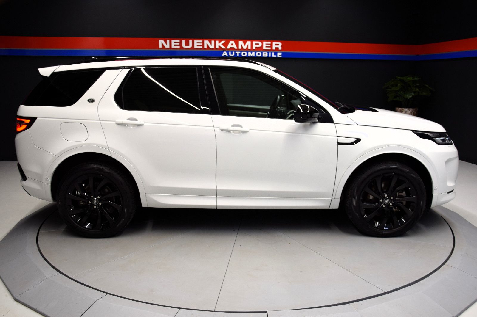 Fahrzeugabbildung Land Rover Discovery Sport R-Dynamic D 200 AWD Pano 360°AHK