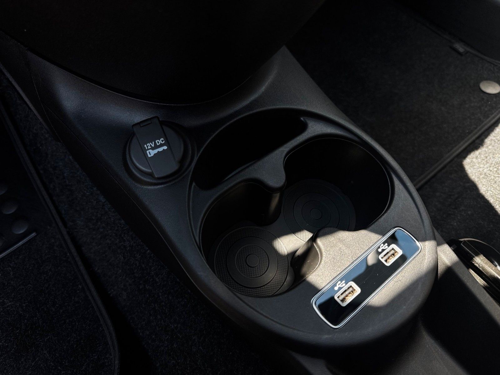 Fahrzeugabbildung Fiat 500 1.0 Launch Edition Glasdach Carplay Klima