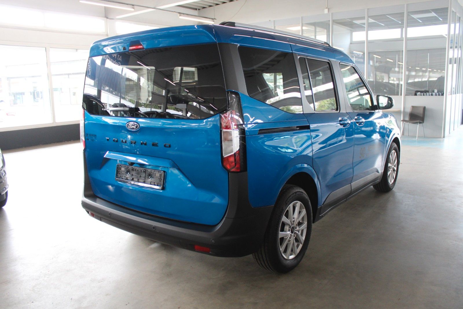 Fahrzeugabbildung Ford Tourneo Courier Titanium Automatik FahrerAssPak