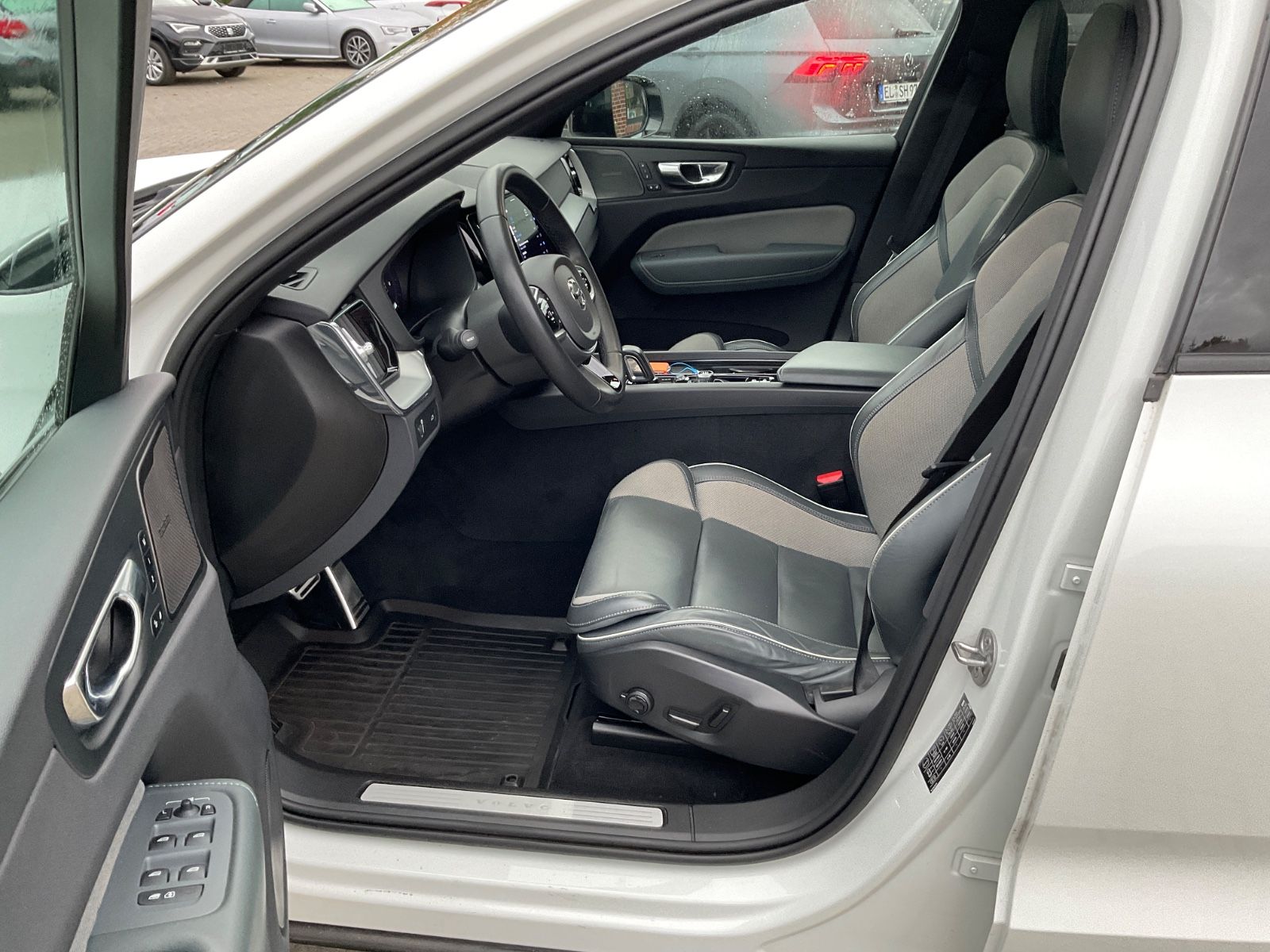 Fahrzeugabbildung Volvo XC 60 XC60 R Design AWD,AHK,Kamera,Pano,LED