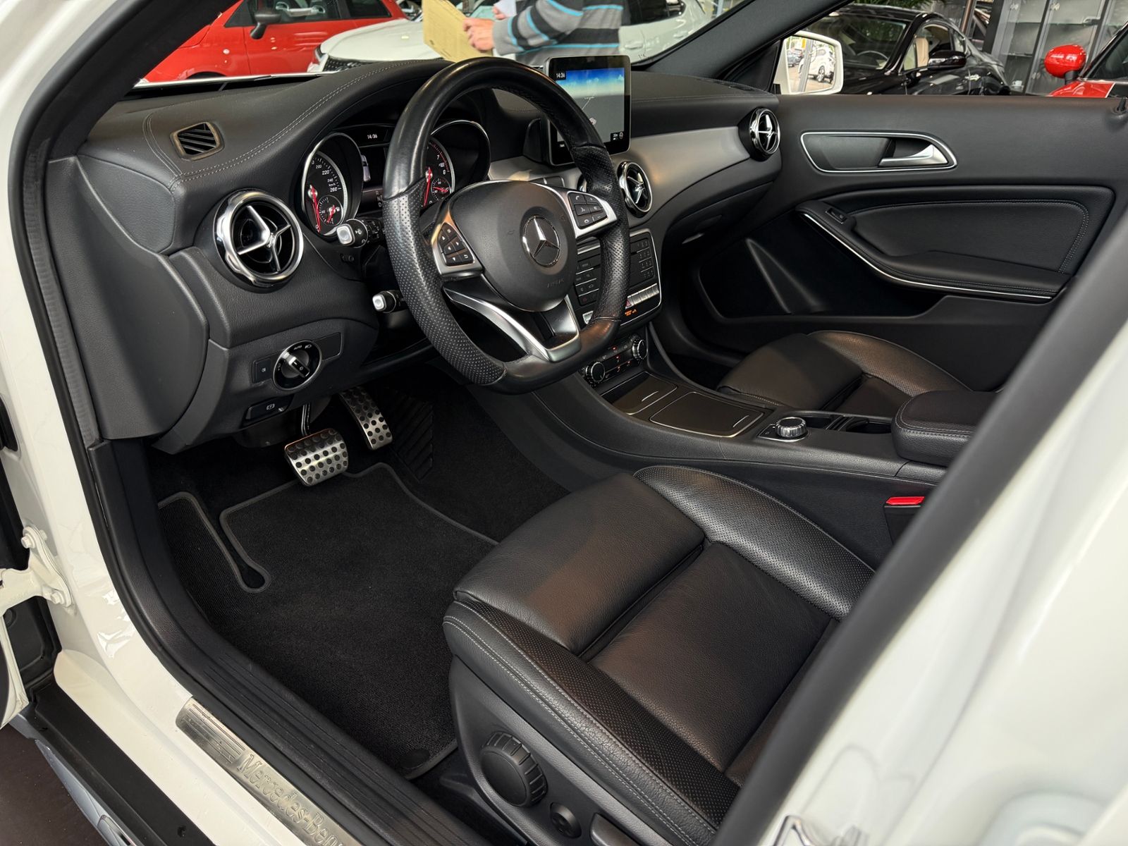 Fahrzeugabbildung Mercedes-Benz GLA 250 4Matic AMG Line AHK PANO 360°