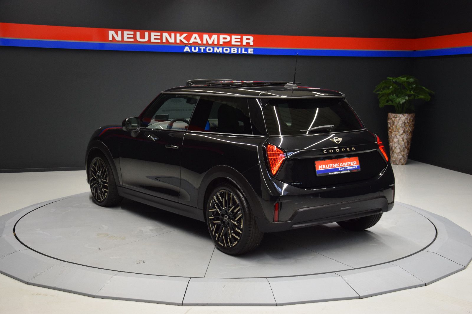 Fahrzeugabbildung MINI Cooper C Favoured Trim Paket-L Pano h/k HuD