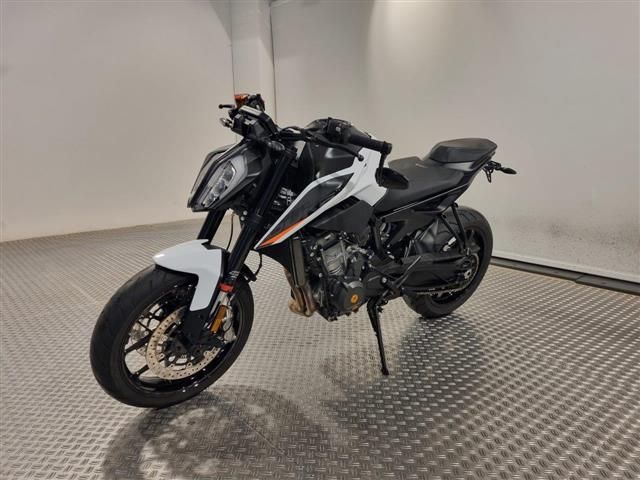 KTM 890 Duke mit Akrapovic Schalldämpfer